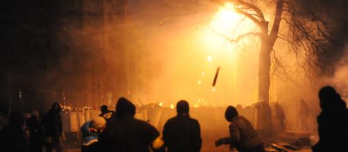 Protesters throwing pieces of pavement (by Mstyslav Chernov from Wikimedia Commons)