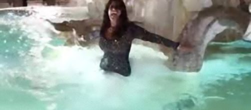 Gossip/ Aida Nizar si fa il bagno nella fontana di Piazza Navona a Roma (Video)