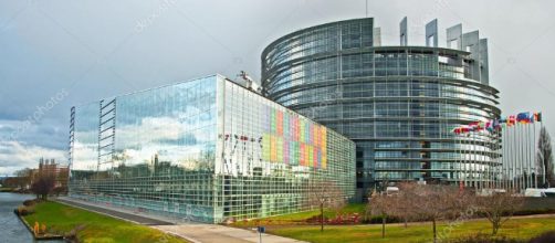 Il Palazzo del Parlamento europeo si specchia a Strasburgo