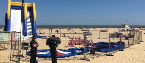 UK: gonfiabile esplode in spiaggia: bimba viene scaraventata in aria e muore
