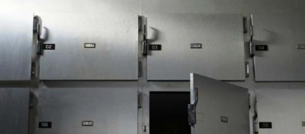 Dichiarata morta, respira ancora nella cella frigo dell'obitorio: scoperta viva dopo giorni Dichiarata morta, respira ancora nella cella frigo dell'obitorio: scoperta viva dopo giorni