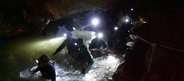 Mergulhadores dentro da caverna de Tham Luang (Tailândia) Mergulhadores dentro da caverna de Tham Luang (Tailândia)