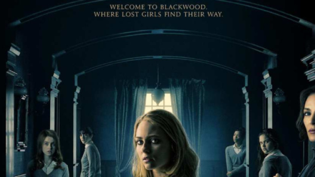 Dark Hall: al cinema dal 1° agosto l'horror con Uma Thurman