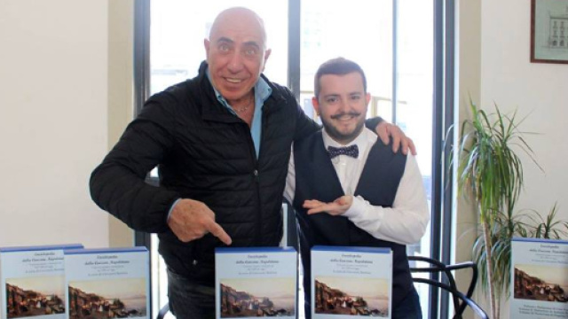 L'autore Giovanni Battista (a destra) alla presentazione