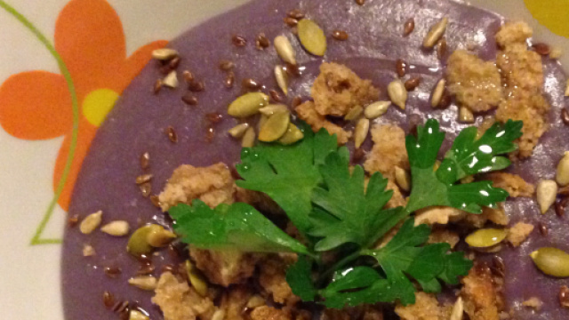 Vellutata viola ai semi misti.