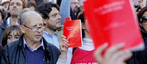 Paolo Borsellino: manifestanti con agende rosse per la verità