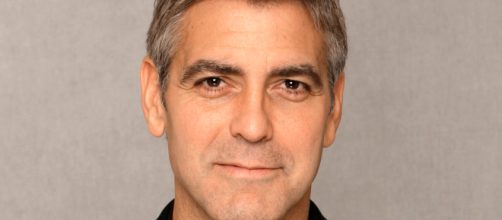 George Clooney è ancora infortunato dopo l'incidente sulle strade della Sardegna.