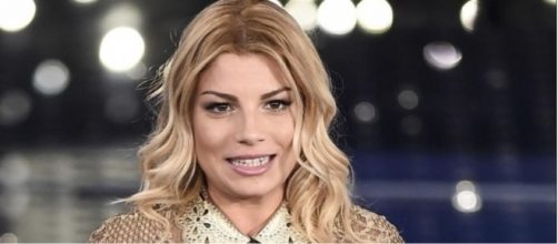 Gossip/ Emma Marrone, criticata per la cucina sporca, risponde: 'Non vi si regge'.