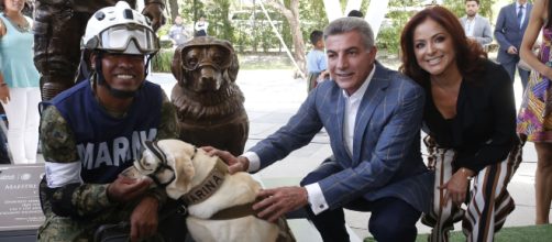 MEXÍCO / Erigen una estatua en honor a 'Frida', una perra rescatista de la Marina mexicana