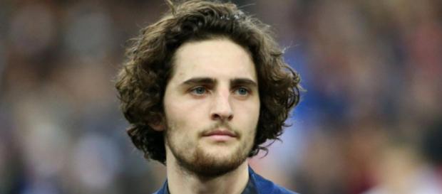 Adrien Rabiot devrait rester un joueur parisien la saison prochaine. Adrien Rabiot devrait rester un joueur parisien la saison prochaine.