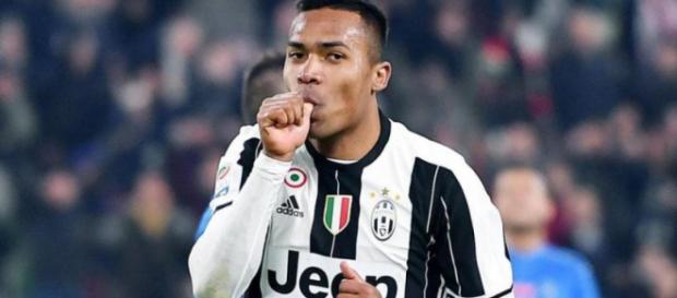 Alex Sandro pense à rester à la Juventus maintenant que Cristiano Ronaldo est arrivé. Alex Sandro pense à rester à la Juventus maintenant que Cristiano Ronaldo est arrivé.