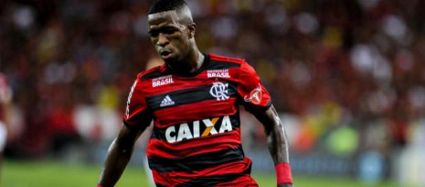 Vinicius Junior, qui vient d'arrivé à Madrid, a des chances de ne pas porter le maillot blanc à la rentrée Vinicius Junior, qui vient d'arrivé à Madrid, a des chances de ne pas porter le maillot blanc à la rentrée