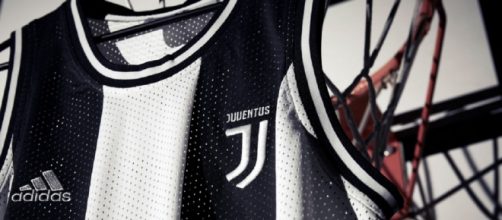 La foto delle canotte juventine da basket sull'account Twitter del club bianconero