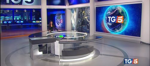 Tg5 nuovo logo | Grafica | Titoli | Telegiornale Canale 5 - altrospettacolo.it