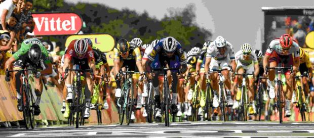 La etapa del Alpe d’Huez del Tour se ve empañada por incidentes ocasionados por el público La etapa del Alpe d’Huez del Tour se ve empañada por incidentes ocasionados por el público