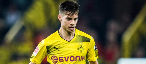 Julian Weigl reste le plan B du Paris Saint-Germain si N'Golo Kanté ne peut venir en Ligue 1 cet été. Julian Weigl reste le plan B du Paris Saint-Germain si N'Golo Kanté ne peut venir en Ligue 1 cet été.