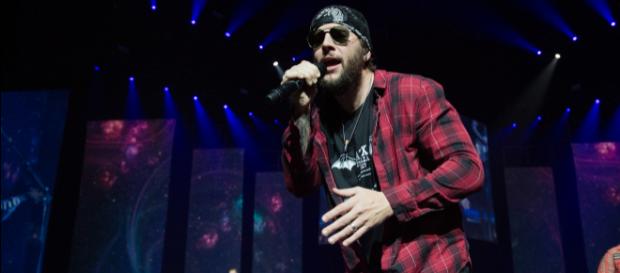 M. Shadows has voice problems. image - revolvermag.com M. Shadows has voice problems. image - revolvermag.com