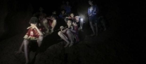 Niños atrapados en la cueva de Tailandia estudiarán budismo Niños atrapados en la cueva de Tailandia estudiarán budismo