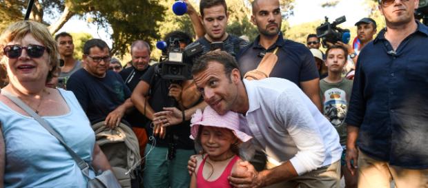 Premier bain de foule d'Emmanuel Macron à Brégançon Premier bain de foule d'Emmanuel Macron à Brégançon