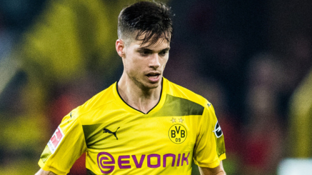 Julian Weigl reste le plan B du Paris Saint-Germain si N'Golo Kanté ne peut venir en Ligue 1 cet été.