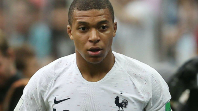 PHOTO Mondial 2018 : Kylian Mbappé grillé en pleine sieste, les ... - voici.fr