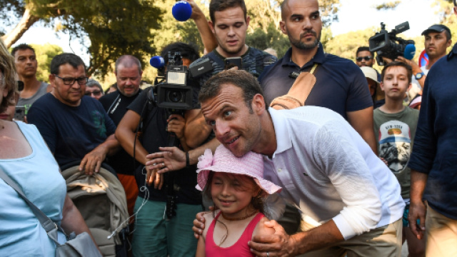 Premier bain de foule d'Emmanuel Macron à Brégançon