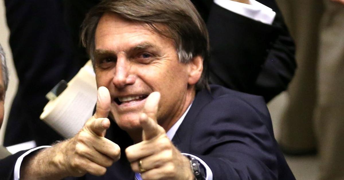 Resultado de imagem para fotos de bolsonaro fazendo arminha com dedos