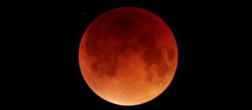 Oroscopo di domani, 27 luglio '18: Luna Rossa in arrivo per i dodici segni