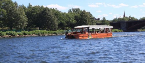 A duck boat in the water (Image source – Captain-tucker, Wikimedia Commons)