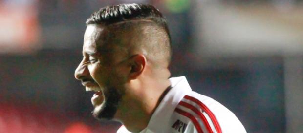 Reinaldo vive noite de artilheiro jogando em posição improvisada. Imagem: gazetaesportiva.com Reinaldo vive noite de artilheiro jogando em posição improvisada. Imagem: gazetaesportiva.com