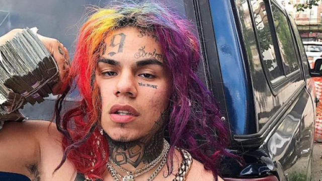 6ix9ine picchiato e derubato a New York.