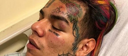 Il rappre statunitense 6ix9ine è stato aggredito e rapinato la scorsa notte a New York.