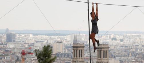 Parigi, Tatiana-Mosio Bongonga a 35 metri di altezza senza protezioni - huffingtonpost.it