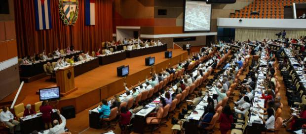 Cuba elimina la palabra comunismo de su nueva Constitución Cuba elimina la palabra comunismo de su nueva Constitución