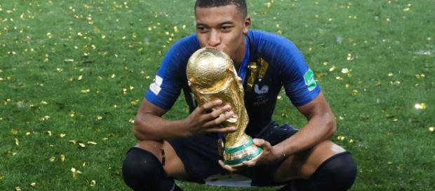Kylian Mbappé se voit en futur ballon d'or. Kylian Mbappé se voit en futur ballon d'or.