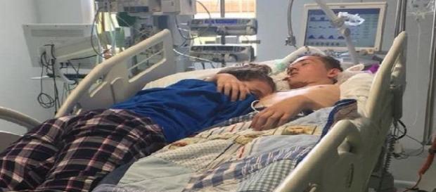 Lʼultimo abbraccio di una 15enne al fidanzato: la foto commuove il web Lʼultimo abbraccio di una 15enne al fidanzato: la foto commuove il web