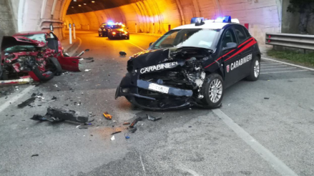 Napoli, pattuglia dei carabinieri travolta da un'auto: due morti e un ferito grave