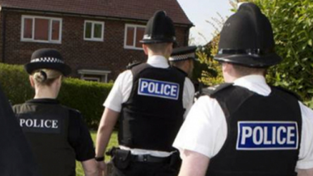 nella foto: polizia inglese - fonte della foto: albertoforchielli.com