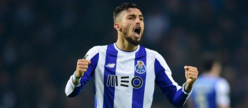 Alex Telles est courtisé par le PSG et le Real Madrid. Le club madrilène semble cependant tenir une avance dans ce dossier.