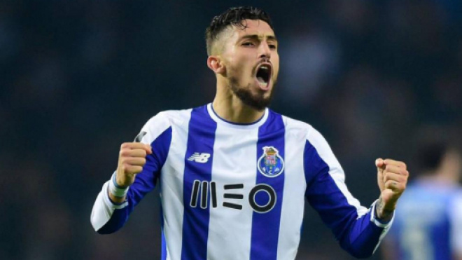 Alex Telles est courtisé par le PSG et le Real Madrid. Le club madrilène semble cependant tenir une avance dans ce dossier.
