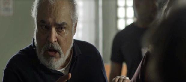 Agenor roga praga em bebê de Maura. (Foto: Divulgação TV Globo) Agenor roga praga em bebê de Maura. (Foto: Divulgação TV Globo)