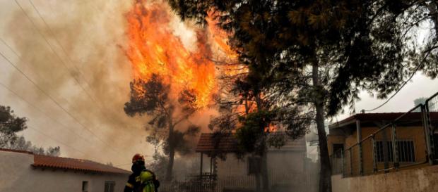 Atene brucia. Numerosi incendi devastano la Grecia. Atene brucia. Numerosi incendi devastano la Grecia.