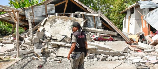 Indonesia, l'isola di Lombok colpita da un violento terremoto. Indonesia, l'isola di Lombok colpita da un violento terremoto.
