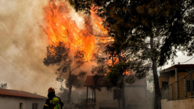 Atene brucia. Numerosi incendi devastano la Grecia.