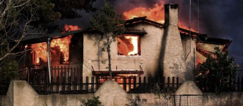 Afectados por el incendio forestal en Grecia niegan haber recibido un aviso de precaución