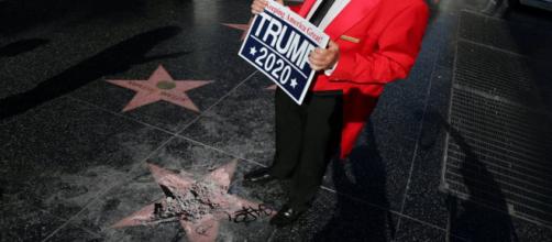 Un joven destruye la estrella de Trump en el paseo de la fama en Hollywood con un pico