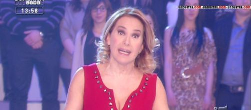 Barbara D'Urso: la conduttrice Mediaset con i Gigli di mare in mano, scatta la polemica