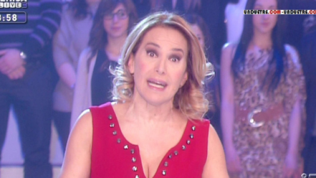 Barbara D'Urso: la conduttrice Mediaset con i Gigli di mare in mano, scatta la polemica