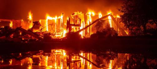 EE.UU. / Al menos 2 muertos en un incendio descontrolado en el norte de California
