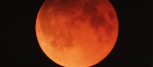 Eclissi lunare: la luna di sangue che fa paura ai catastrofisti